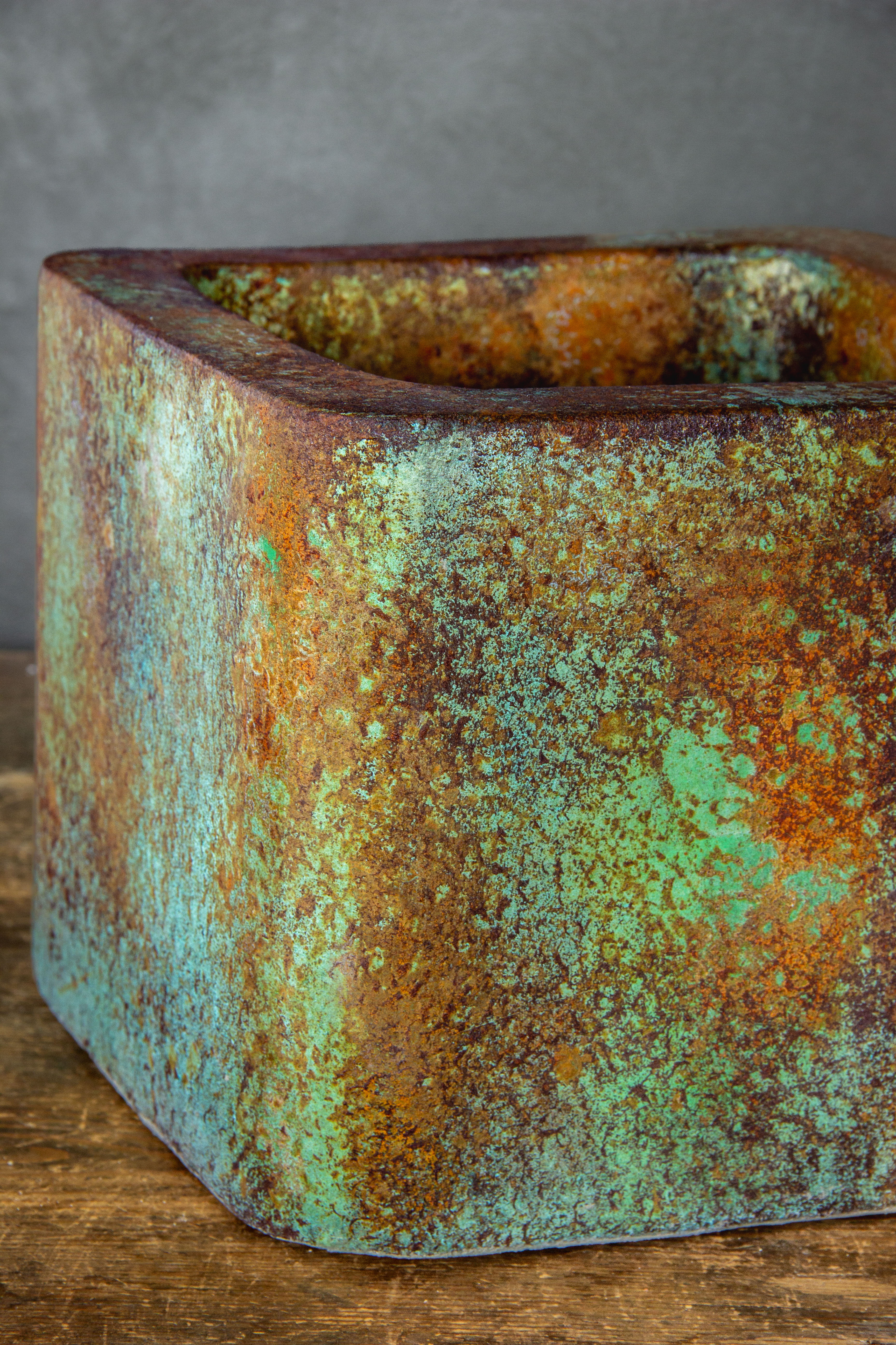 Osłonka z efektem rdzy i zielonej patyny, o gładkiej powierzchni, industrialna i ręcznie wykonana